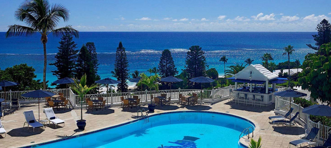 The fresh water pool at Elbow Beach Bermuda Resort offers panoramic views of Bermuda’s south shore and is temperature controlled for year round comfort. Bermuda Beachfront Resort